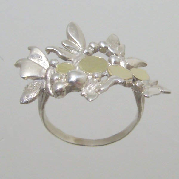 (r1330)Silver ring with floral motif.